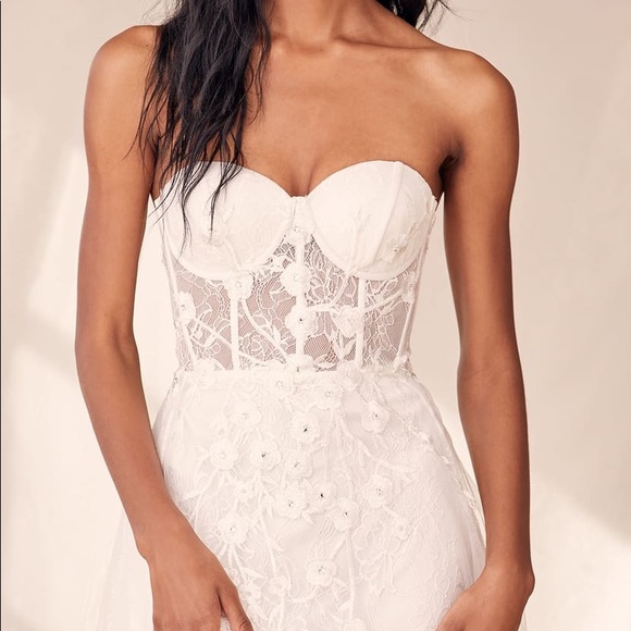 White Lace Bustier Embroidered Dress w/ Train 🤍 - Picture 3 of 15